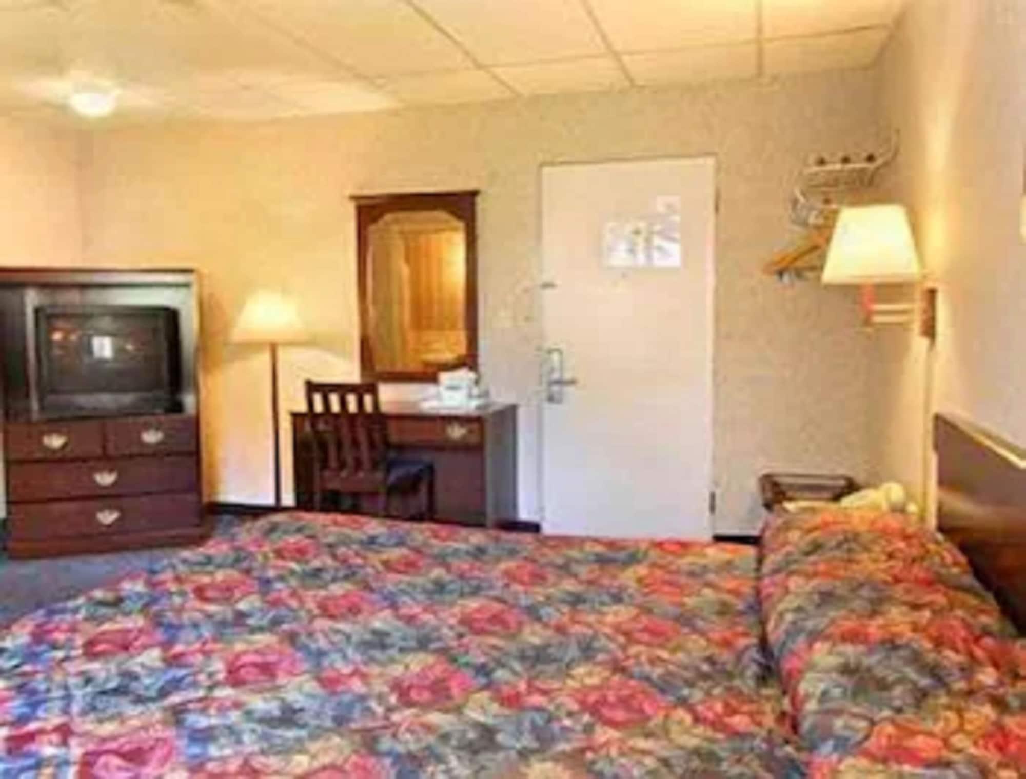 Travelodge By Wyndham Cleveland Lakewood Room photo