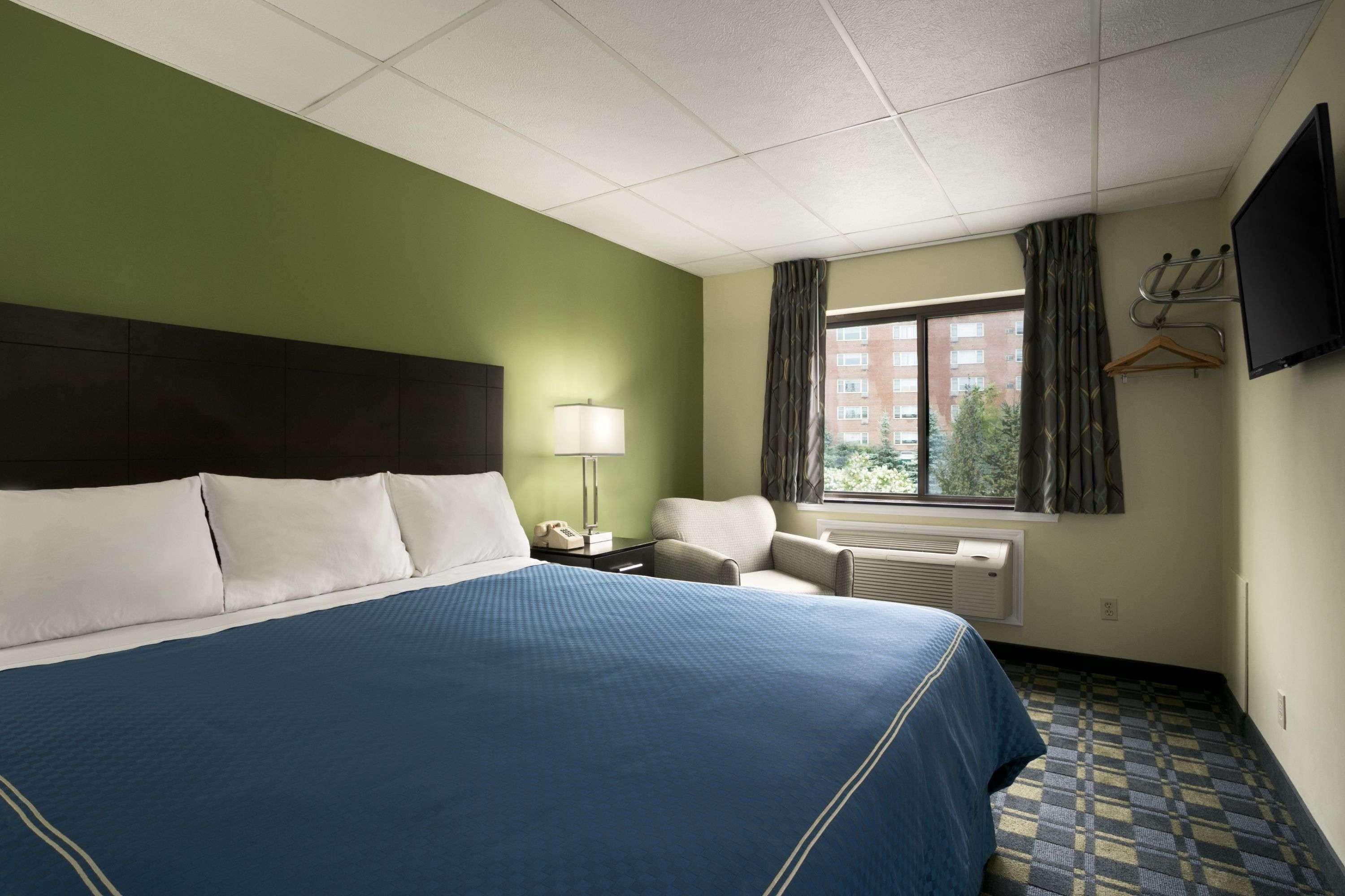 Travelodge By Wyndham Cleveland Lakewood Exterior photo