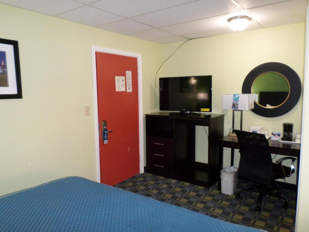 Travelodge By Wyndham Cleveland Lakewood Exterior photo