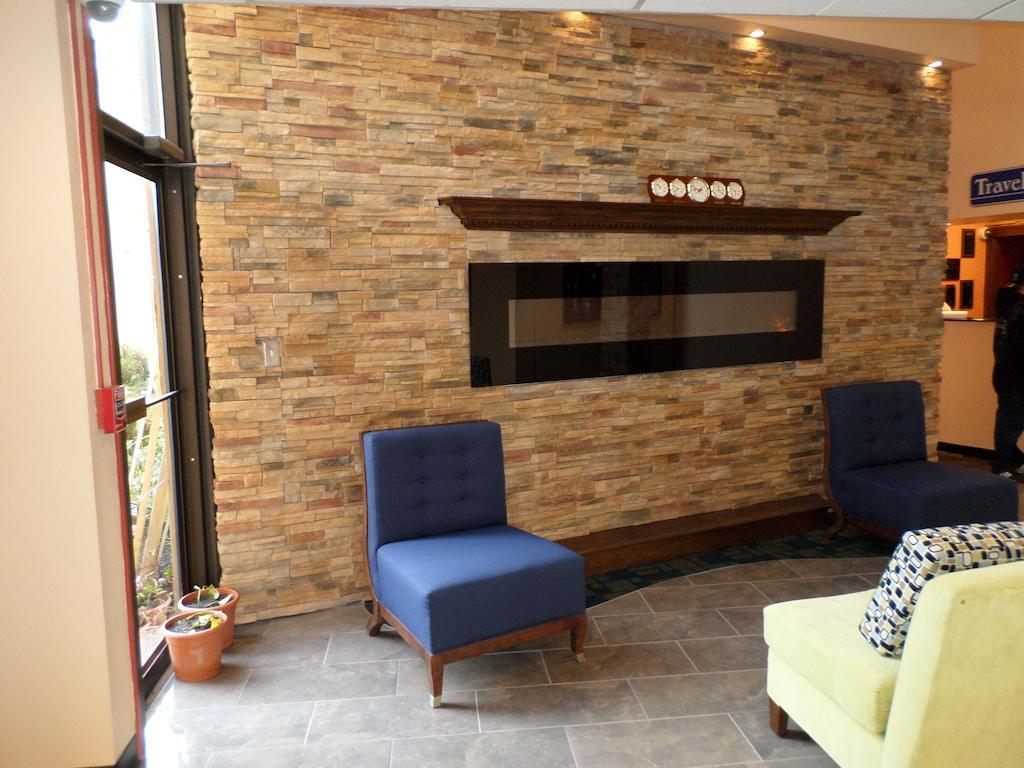 Travelodge By Wyndham Cleveland Lakewood Exterior photo